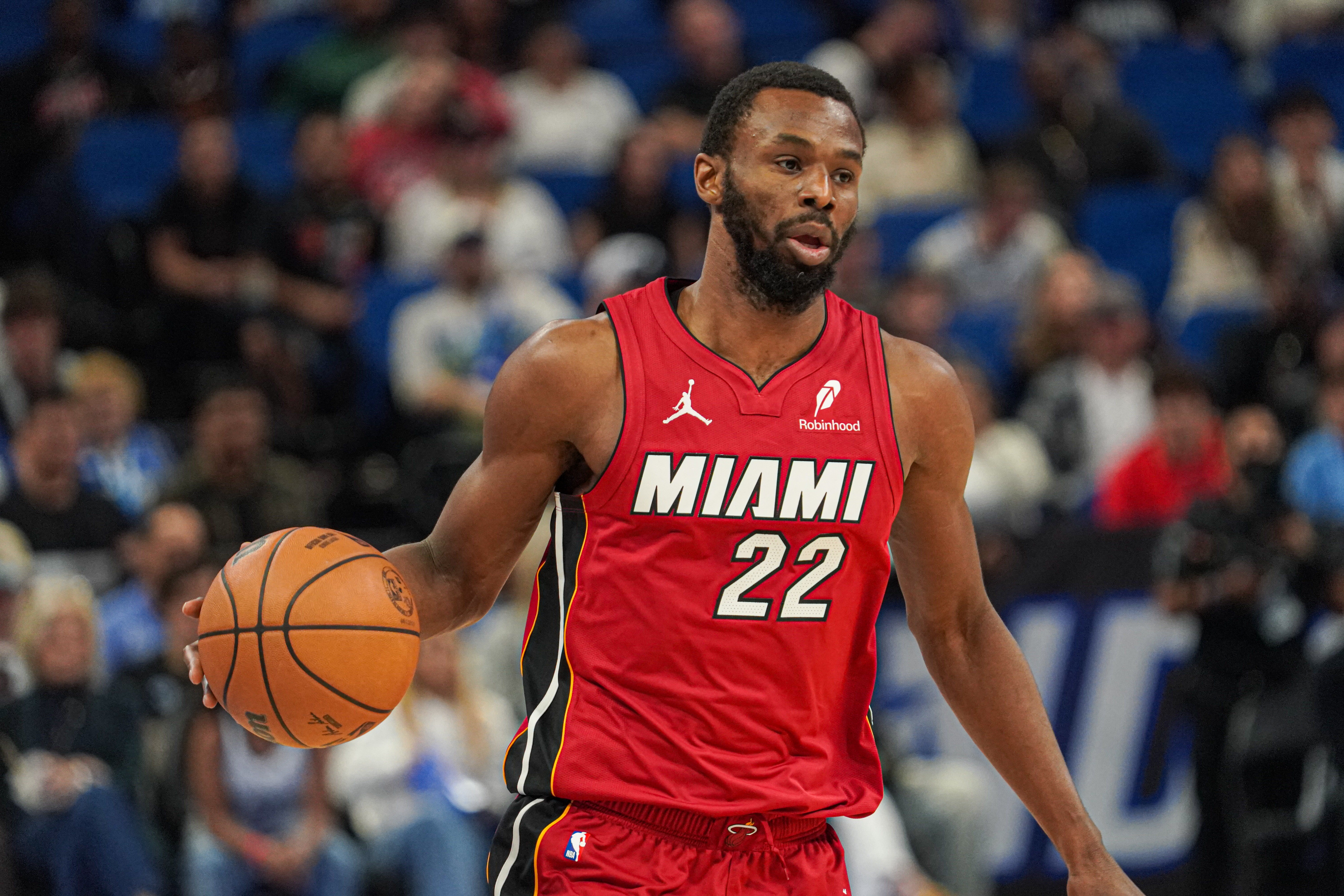 kaiyun 官网-攻防建功！维金斯掏球后迅速反击 接希罗击地助攻飞身扣篮